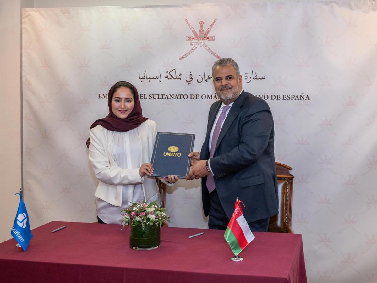 وزارة التراث والسياحة توقع اتفاقية  تتعلق باستضافة الاجتماع الـ 50 للجنة الإقليمية لمنطقة الشرق الأوسط لمنظمة الأمم المتحدة للسياحة — 1