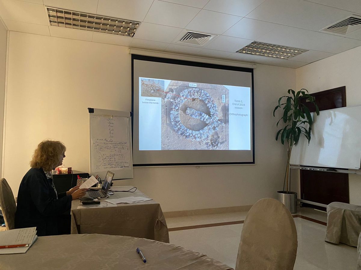 محاضرة تستعرض "نتائج المسوحات والتنقيبات الأثرية في موقع العارض بولاية عبري والعائد إلى فترة العصر البرونزي" — 1