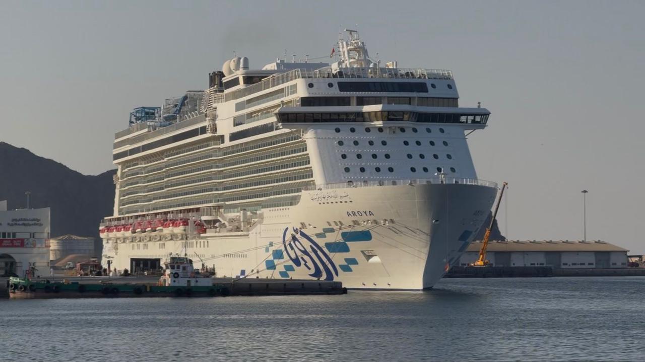 وزارة التراث والسياحة تحتفل بوصول السفينة السياحية أرويا كروز لميناءي السلطان قابوس وخصب