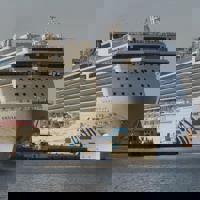 وزارة التراث والسياحة تحتفل بوصول السفينة السياحية أرويا كروز لميناءي السلطان قابوس وخصب