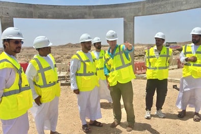 سعادة المهندس وكيل التراث يطلع على سير العمل في مشروع مركز زوار وادي دوكة بمحافظة ظفار .