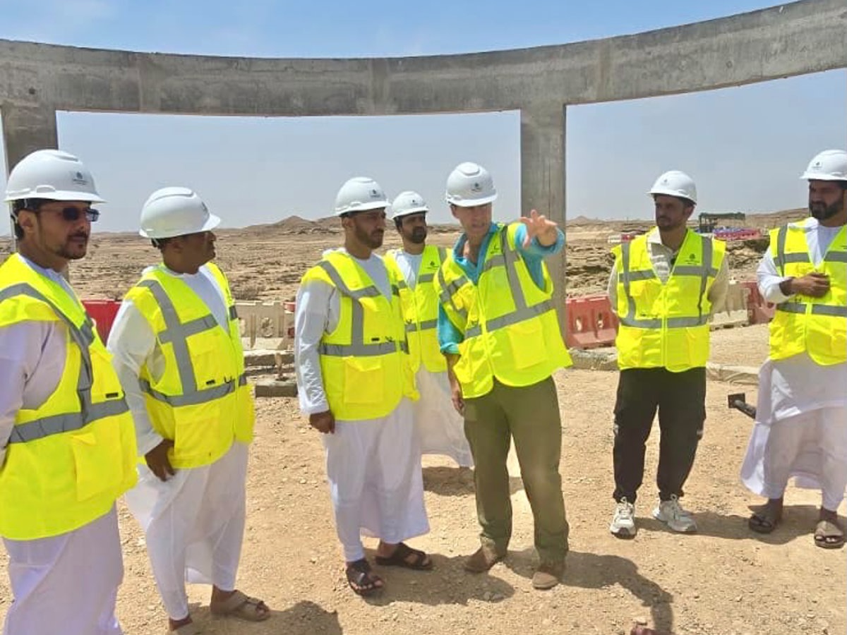 سعادة المهندس وكيل التراث يطلع على سير العمل في مشروع مركز زوار وادي دوكة بمحافظة ظفار . — 1
