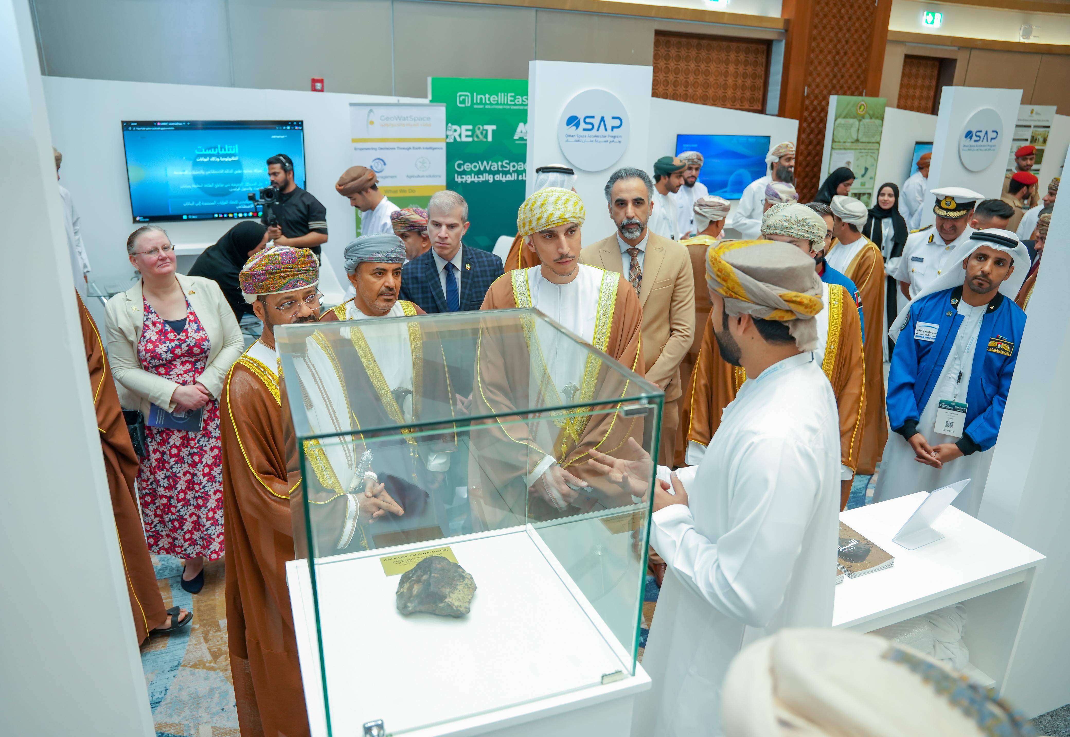 وزارة التراث والسياحة تستعرض النيازك وجهود توثيقها في مؤتمر الشرق الأوسط للفضاء 2026  