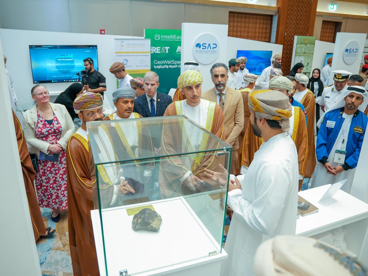وزارة التراث والسياحة تستعرض النيازك وجهود توثيقها في مؤتمر الشرق الأوسط للفضاء 2026   — 1