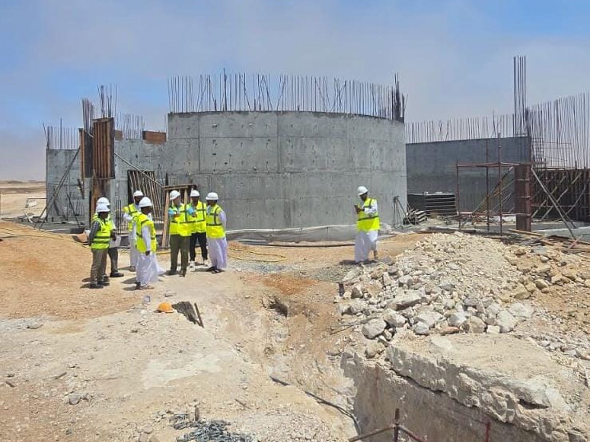 سعادة المهندس وكيل التراث يطلع على سير العمل في مشروع مركز زوار وادي دوكة بمحافظة ظفار . — 2