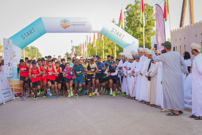 بمشاركة 700 عداء يتنافسون في الصحراء العمانية ..انطلاق النسخة التاسعة من ماراثون عمان الصحراوي